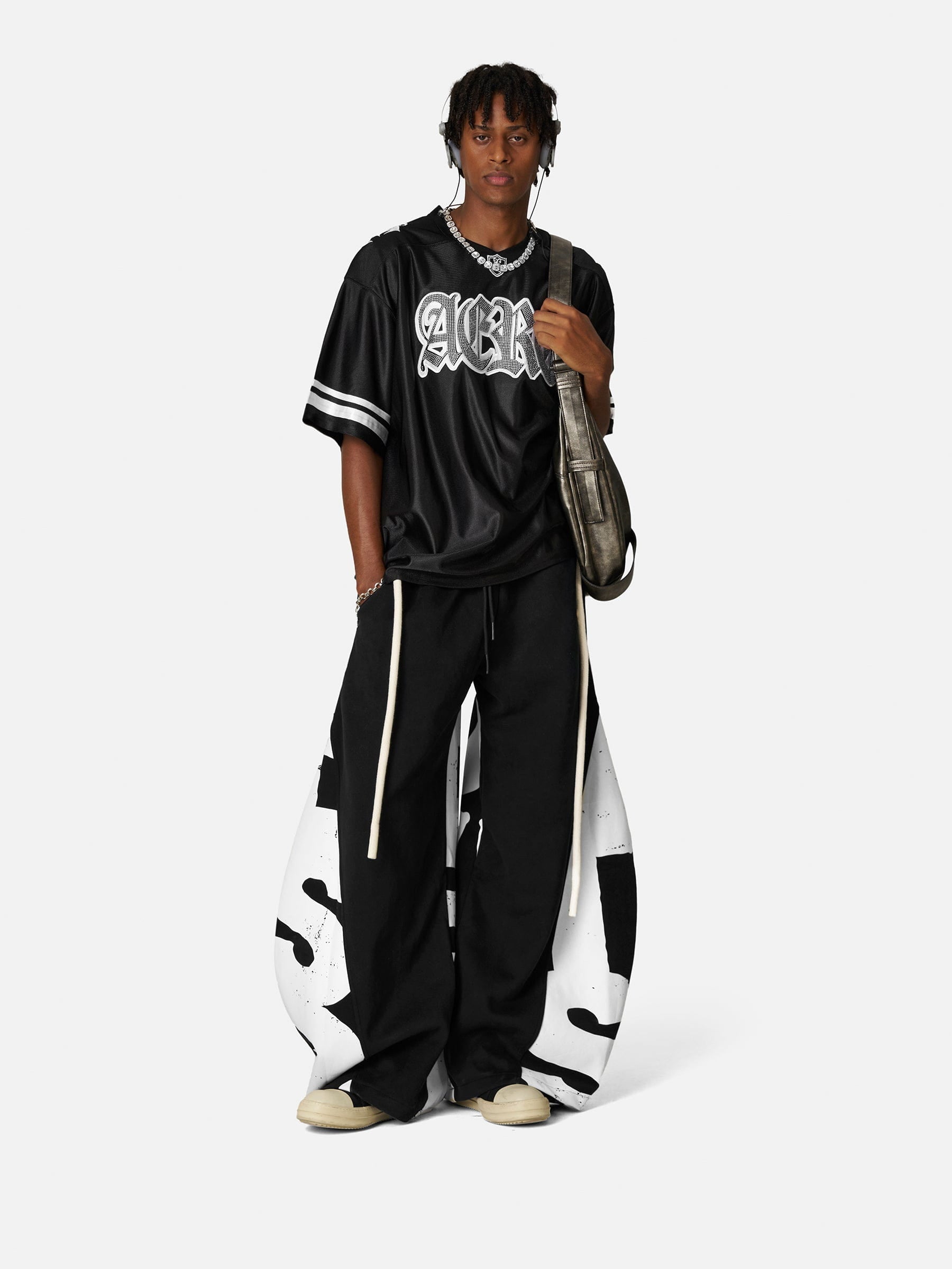 HEIGHT:6' WEIGHT:159LBS WEARING:XL
